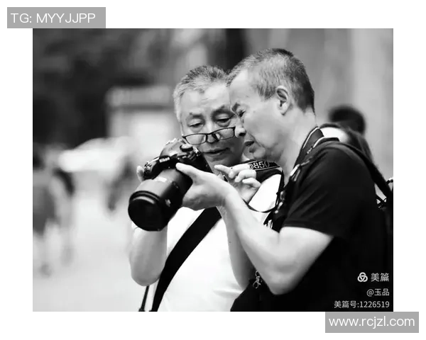 足球巨星线条素描艺术展示：捕捉瞬间灵动与激情的完美结合