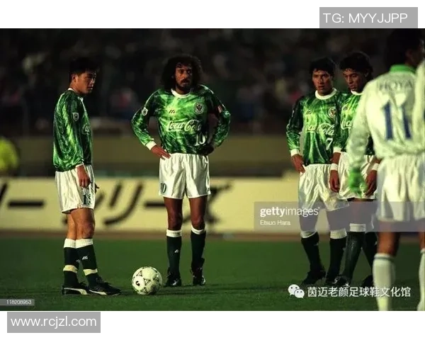 水粉与足球球星的独特缘分 揭秘他们的训练生活与个人魅力