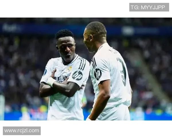 足球球星冷漠引发关注球迷与媒体探讨竞技与人性之间微妙关系