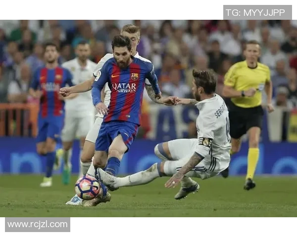 侧身飞铲与凌空射门并肩展现足球球星的激情与力量