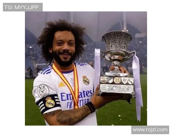 皇马球星签名卡照片展示经典瞬间引发球迷热议